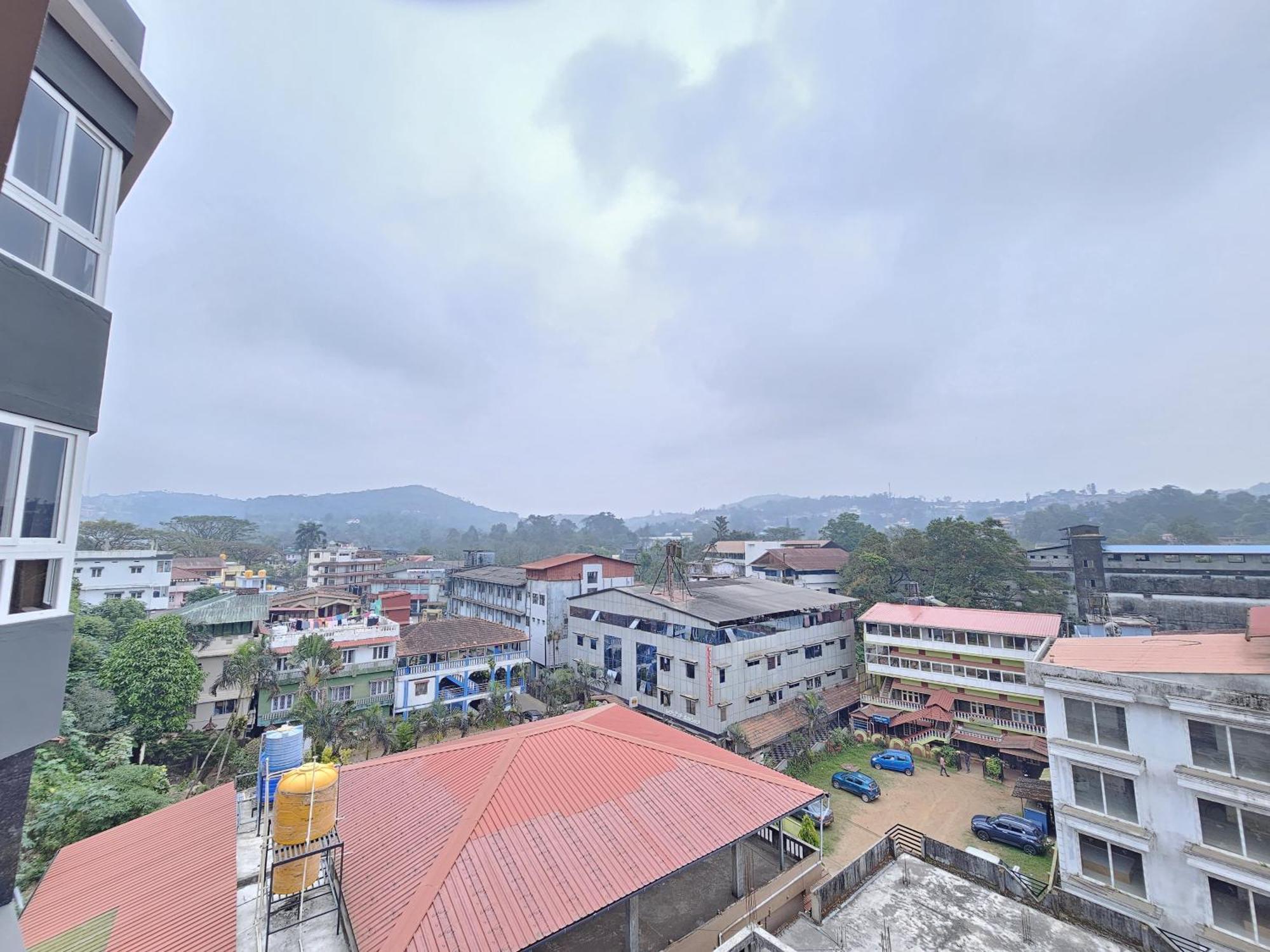 Navarathna Comforts Hotel Madikeri Exterior photo