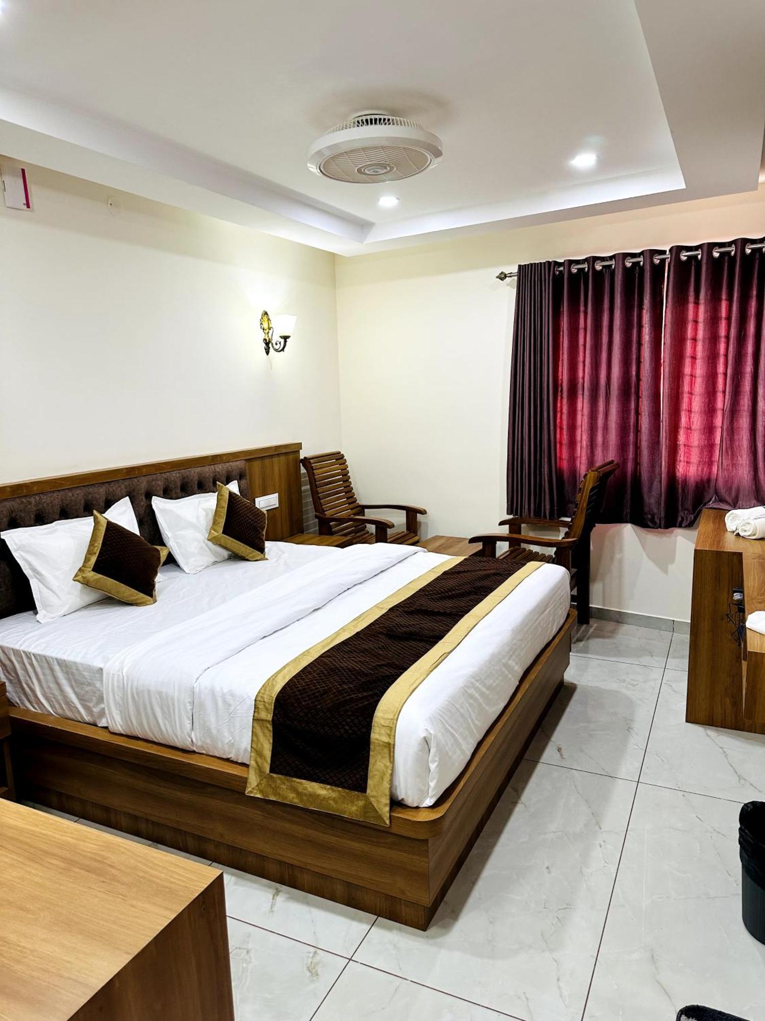 Navarathna Comforts Hotel Madikeri Exterior photo